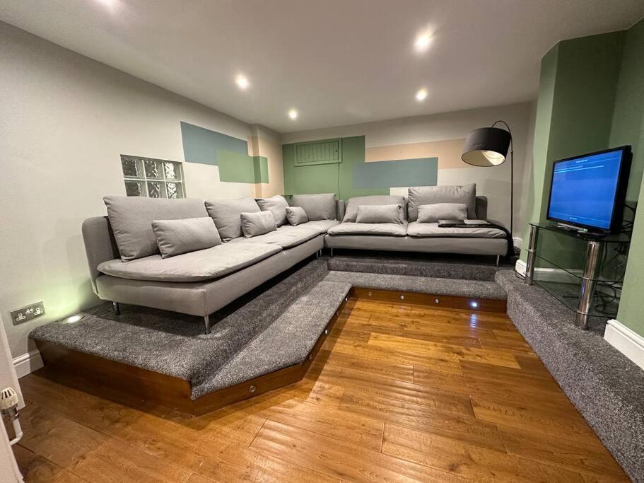 Stunning 5 Bed House In Chapel Allerton, Sleeps 9 Лидс Экстерьер фото